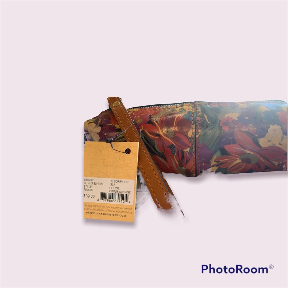 NWT  Patricia Nash Wristlet